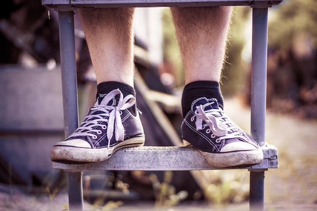 Foto sezione bassa di un uomo in piedi su una scala