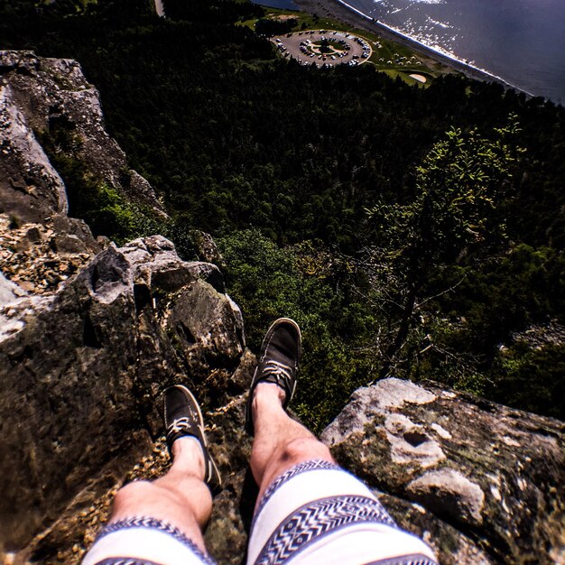 Photo low section of man standing on mountain