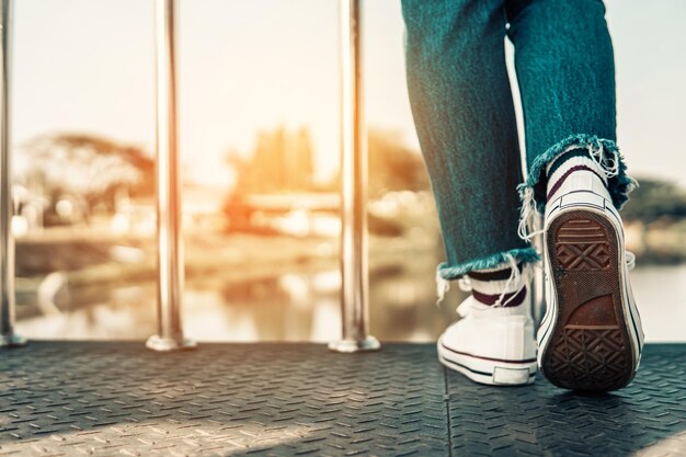 Foto sezione inferiore dell'uomo in piedi all'aperto