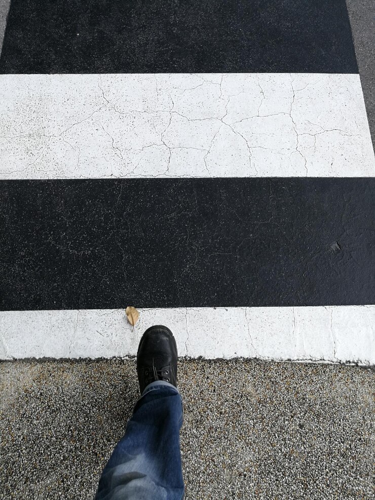 Photo 道路に立っている男性の下部