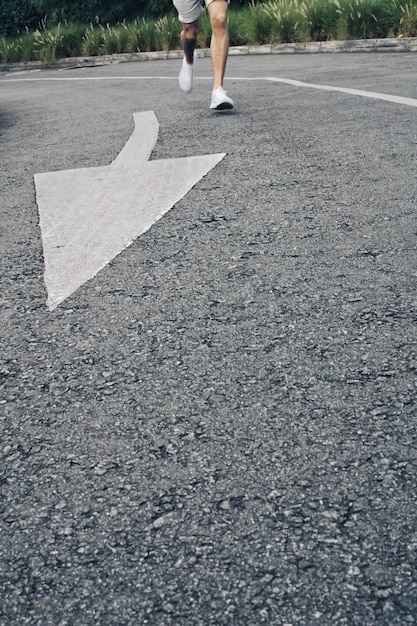 Foto sezione bassa di un uomo in piedi sulla strada