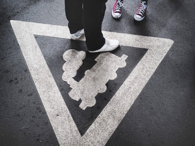 Foto sezione bassa di un uomo in piedi sulla strada