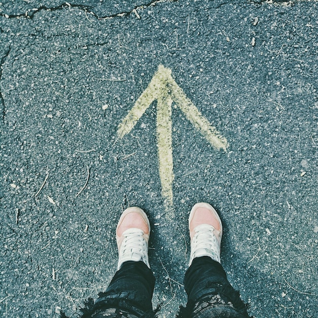 Foto sezione bassa di un uomo in piedi sulla strada