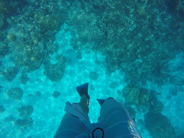 Photo low section of man standing in sea