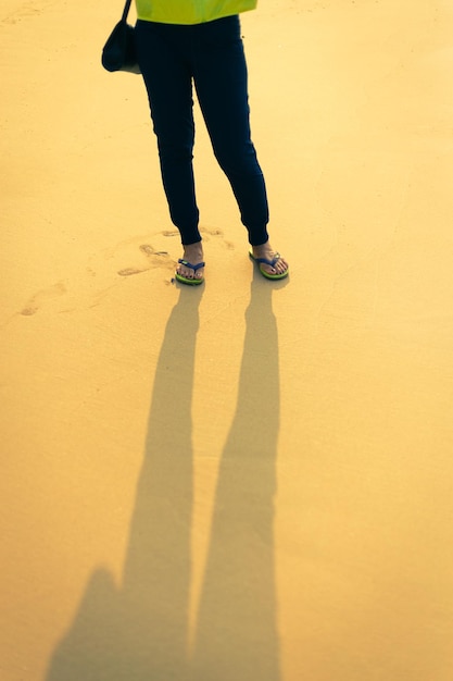 Photo low section of man standing on shore