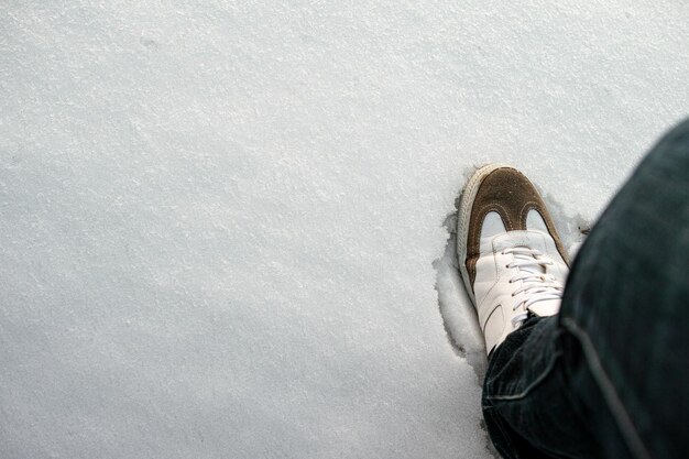 Photo low section of man standing on snow