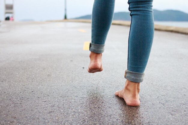 Foto sezione bassa di un uomo in piedi per strada