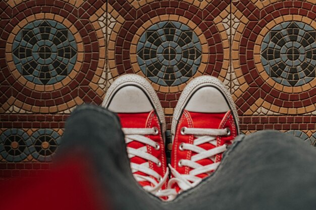 Photo low section of man standing on tiled floor