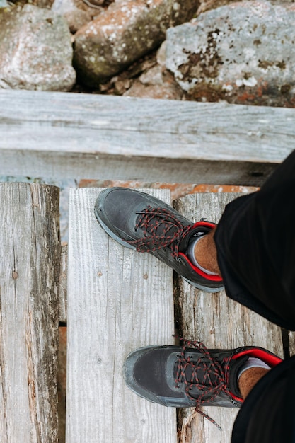 Photo low section of man standing on wood