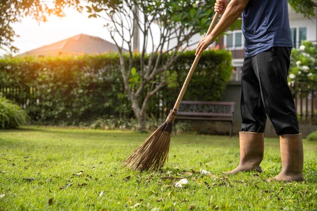 Photo low section of man standing in yard