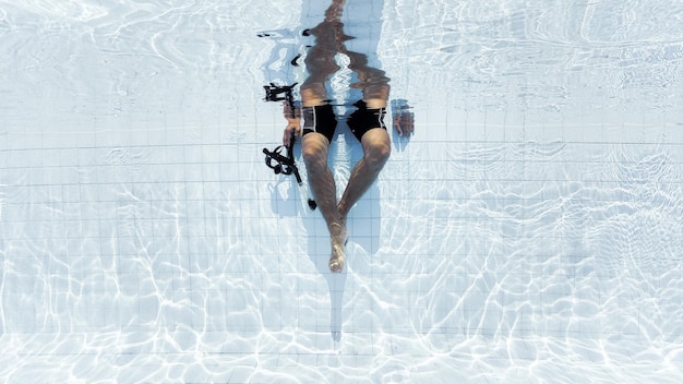 Photo low section of man in swimming pool