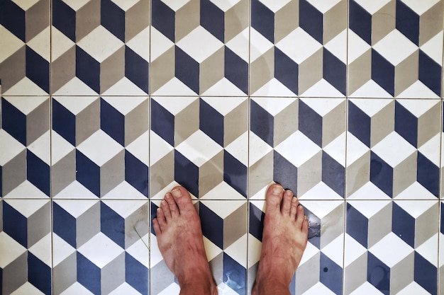 Photo low section of man on tiled floor