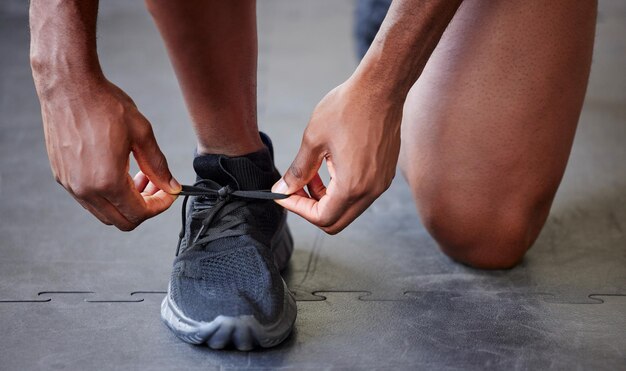 Photo low section of man tying shoelace