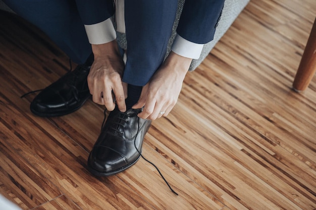 Photo low section of man tying shoelace