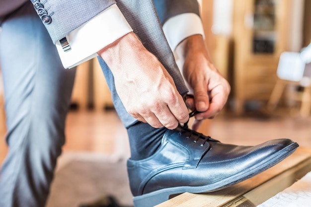 Photo low section of man tying shoelace