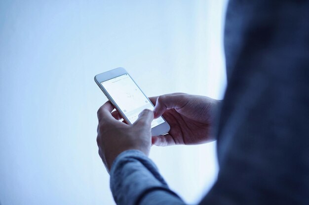 Photo low section of man using mobile phone