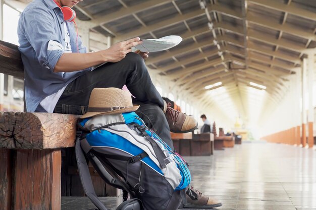 Photo low section of man waiting for train at railroad station