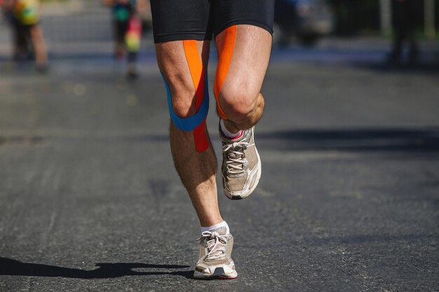 Photo low section of man walking on road