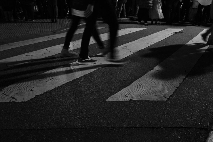 Photo low section of man walking on sidewalk