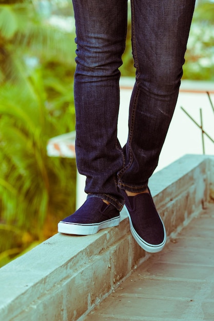 Photo low section of man walking on terrace