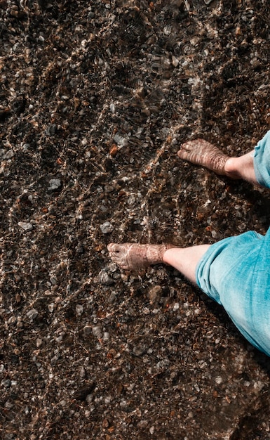 Foto sezione bassa di un uomo in acqua sulla spiaggia