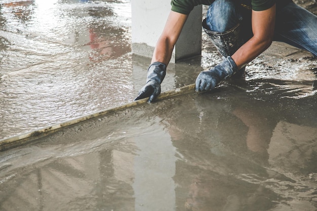 Foto sezione inferiore dell'uomo sull'acqua