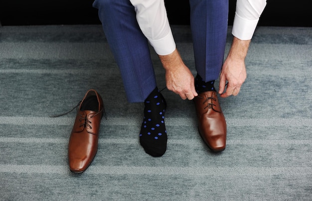 Photo low section of man wearing shoes