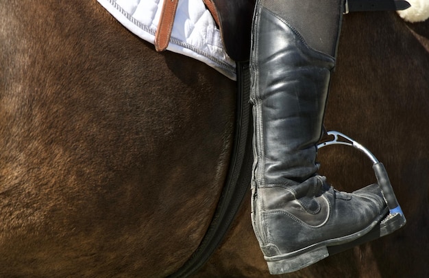 Foto sezione bassa di un uomo che indossa scarpe