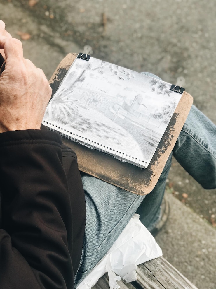 Photo 야외 에 앉아 있는 그림 을 그린 남자 의 낮은 부분