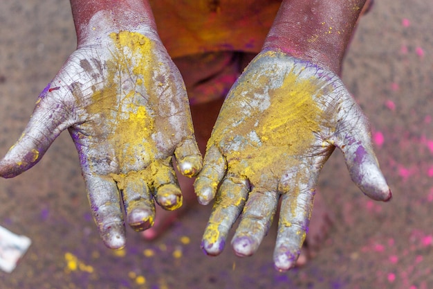 Photo low section of man with powder paint on hands during holi