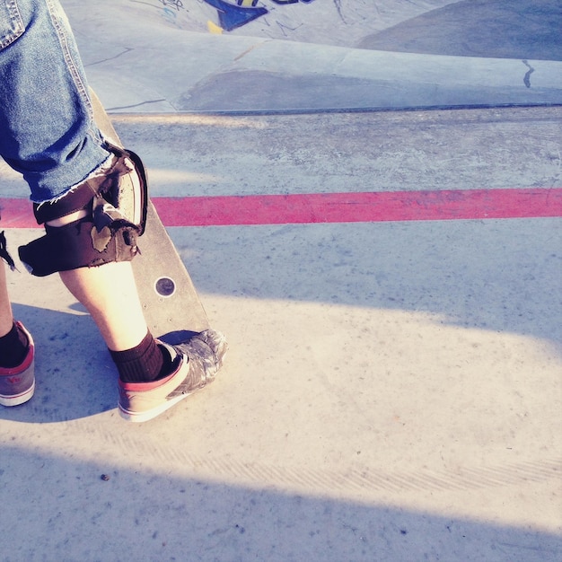 Photo low section of man with skateboard