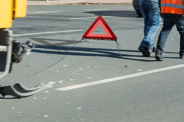 Foto sezione bassa di un uomo con un ombrello sulla strada