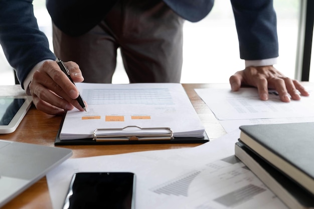 Photo low section of man and woman standing on table