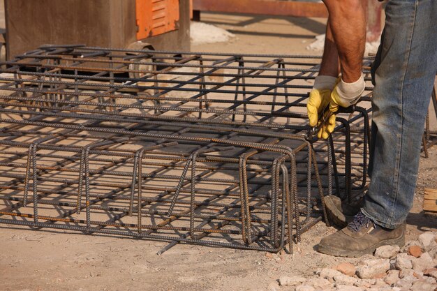 Foto sezione inferiore dell'uomo che lavora sul cantiere