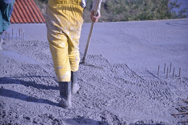 Foto sezione inferiore dell'uomo che lavora nella costruzione