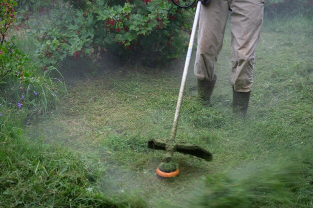 Photo low section of man working in yard