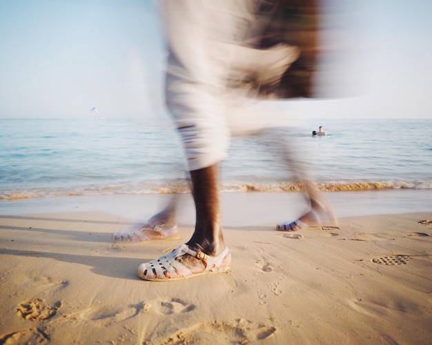 Photo low section of men on beach