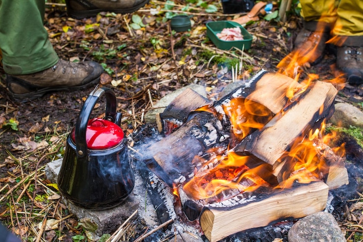 Photo low section of men by campfire