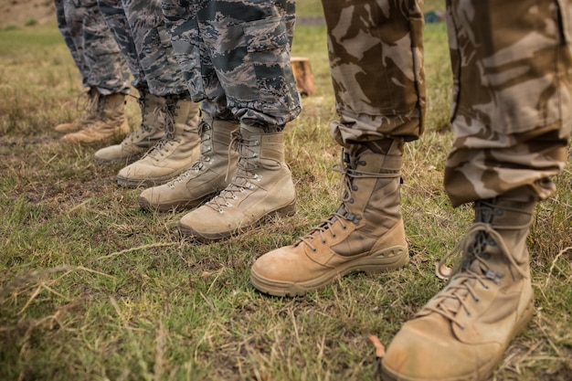 Photo low-section of military soldiers standing in line