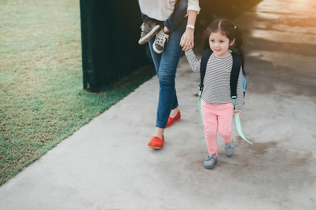 Photo low section of mother walking with daughter on footpath