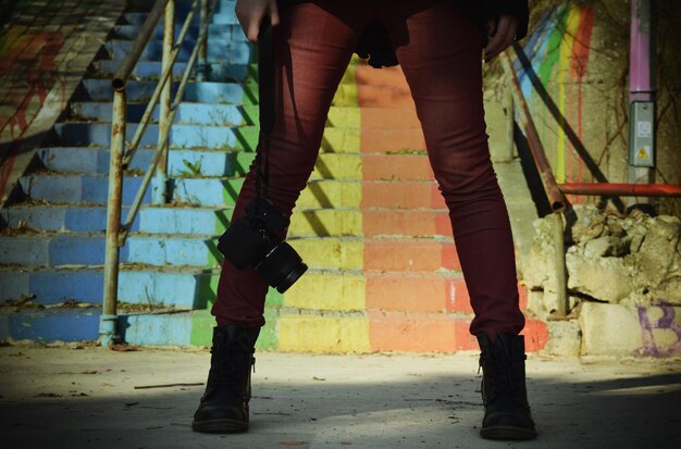 사진 다채로운 계단을 배경으로 여성 사진작가의 낮은 섹션