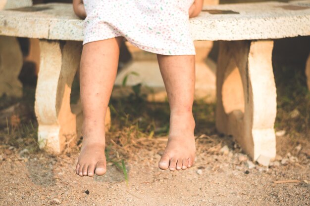 写真 ベンチに座っている女の子の下部