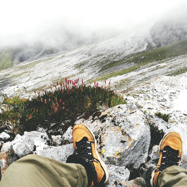 写真 岩の山のハイカーの低い部分