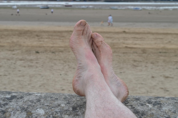 사진 해변에서 휴식을 취하는 남자의 낮은 부분