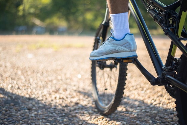 写真 道路で自転車に乗っている男性の下部