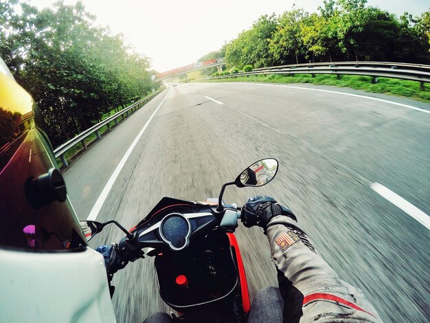 写真 道路で自転車に乗っている男性の下半身