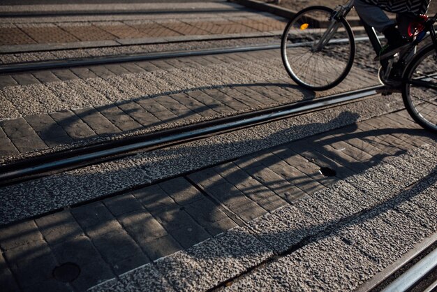 写真 路上で自転車に乗っている男性の下部