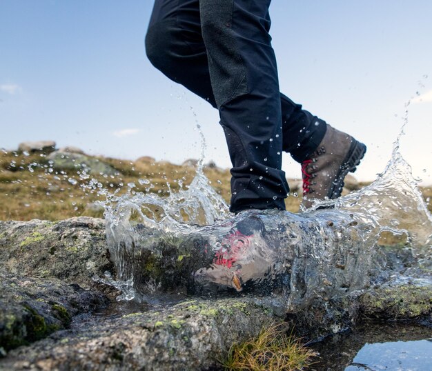 写真 空に向かって流れで水をスプラッシュする男性の下部