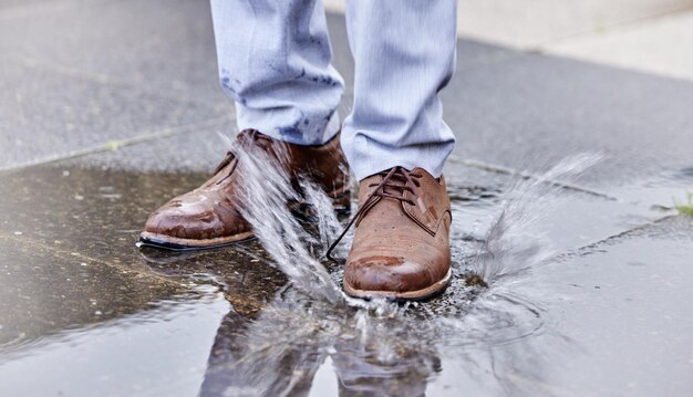 写真 水の中に立っている男の下部