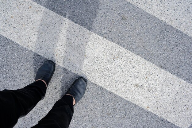 写真 道路に立っている男性の下部